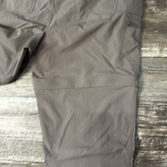 The North Face Women’s Tan Convertible Cargo Pants Size 14 - Picture 11 of 12